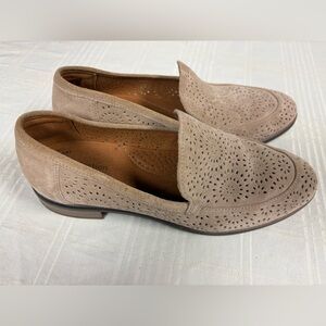 Tan Clark’s size 9 loafers